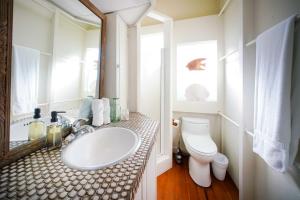 Et badeværelse på Ocean and Skyline Views Honolulu Retreat + 19 billeder