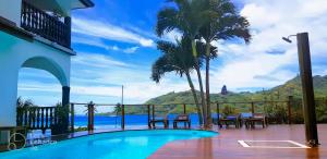 法勒Villa Maroe (étage entier, deux chambres, salle de bain et cuisine)的海景度假屋 - 带游泳池