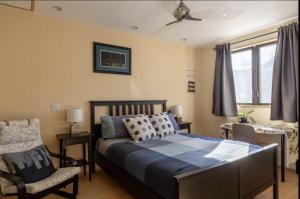 una camera da letto con un letto e una sedia di Energy-Efficient Oasis Cozy Near DT Boulder and trails a Boulder