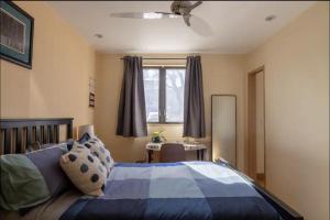 una camera da letto con un letto, una finestra e una scrivania di Energy-Efficient Oasis Cozy Near DT Boulder and trails a Boulder