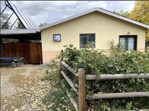 una casa con una recinzione di fronte di Energy-Efficient Oasis Cozy Near DT Boulder and trails a Boulder