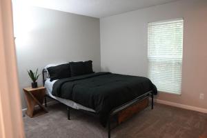 Llit o llits en una habitació de Luxury & Convenience in South End Charlotte