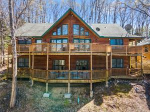 Casa de madera grande con terraza grande en Hideaway Lodge, en Ridgedale