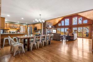 Una cocina y una sala de estar con mesa y sillas. en Hideaway Lodge, en Ridgedale