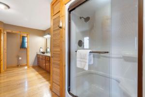 Un baño con ducha con puerta de cristal. en Hideaway Lodge, en Ridgedale 49 fotos más