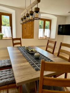 a dining room with a wooden table and chairs at Ferienwohnung Alpenhirsch Schwangau in Schwangau