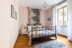 sypialnia z łóżkiem i żyrandolem w obiekcie Florje House w Rzymie