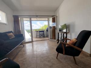 a living room with a couch and a chair at LA CASA Nostra in Valle Hermoso
