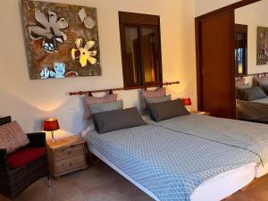 Postel nebo postele na pokoji v ubytování Villa in Andalusia with Private Pool & Sea Views
