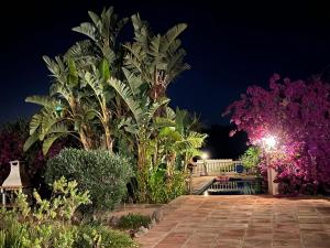 Zahrada ubytování Villa in Andalusia with Private Pool & Sea Views