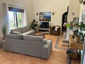TV a/nebo společenská místnost v ubytování Villa in Andalusia with Private Pool & Sea Views