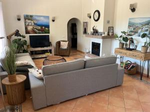 TV a/nebo společenská místnost v ubytování Villa in Andalusia with Private Pool & Sea Views