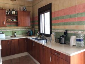 Kuchyň nebo kuchyňský kout v ubytování Villa in Andalusia with Private Pool & Sea Views