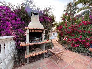 Zahrada ubytování Villa in Andalusia with Private Pool & Sea Views
