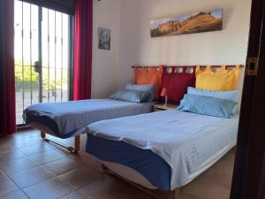 Postel nebo postele na pokoji v ubytování Villa in Andalusia with Private Pool & Sea Views + 31 fotografií