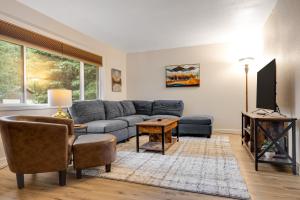 TV a/nebo společenská místnost v ubytování Baycolt McCall - Pet friendly - Near downtown and golf course - Game room - Fenced yard