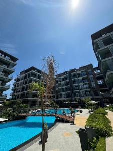 une piscine en face de deux grands bâtiments dans l'établissement The Diamond in City luxury suites by Cozy, à Accra