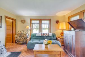 Posezení v ubytování Pellston Farmhouse with Snowmobile Trail Access!