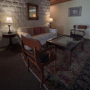 ein Wohnzimmer mit Sofa und Couchtisch in der Unterkunft Hotel El Paraiso in Mineral del Chico
