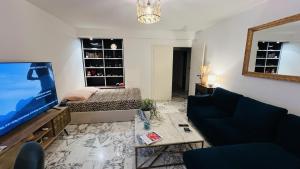 Televízia a/alebo spoločenská miestnosť v ubytovaní John Homestay Room in Nice
