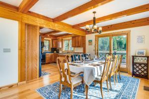 Una cocina o zona de cocina en Spacious and Secluded Forksville Home Fire Pit