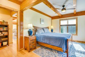 Cama o camas de una habitación en Spacious and Secluded Forksville Home Fire Pit