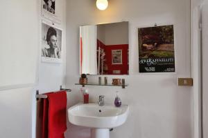 a bathroom with a sink and a mirror at Casa Biglino, grande casa padronale in Monferrato in Rosignano Monferrato +55 photos