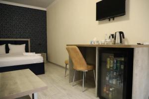 VARDANANTS HOTEL Meghri客房内的一张或多张床位