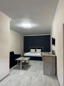 MeghriVARDANANTS HOTEL Meghri的一间带床和桌子的酒店房间