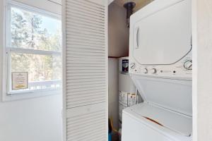 einen weißen Kühlschrank in einer Küche mit Fenster in der Unterkunft Ski Run Village in South Lake Tahoe + 21 Fotos