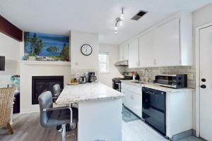 eine Küche mit weißen Schränken und einer Arbeitsplatte in der Unterkunft Ski Run Village in South Lake Tahoe