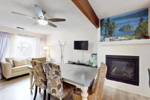 ein Wohnzimmer mit einem Esstisch und einem Kamin in der Unterkunft Ski Run Village in South Lake Tahoe