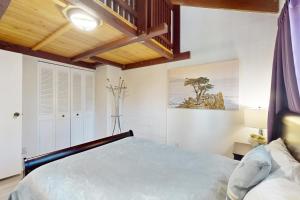 ein Schlafzimmer mit einem Bett und einer Holzdecke in der Unterkunft Ski Run Village in South Lake Tahoe