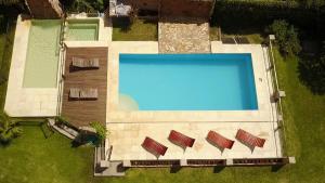 een bovenaanzicht van een zwembad met verschillende stoelen bij Altos de Brochero Cabañas & Padel in Villa Cura Brochero