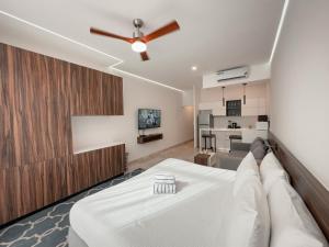 una camera da letto con un letto e un soggiorno di Cozy Studio Aldea Zama Tulum WIFI Alberca a Tulum