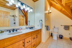 Un baño de Spacious and Secluded Forksville Home Fire Pit 34 fotos más