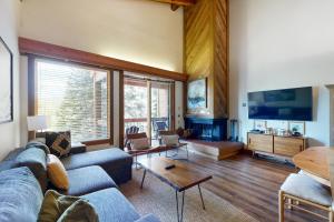 a living room with a couch and a table at Gold Bend Escape in Truckee