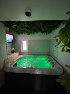 Galería fotográfica de Évasion Spa Jacuzzi Sauna Home cinéma en Eckbolsheim