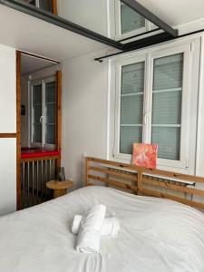 Una cama o camas en una habitación de Évasion Spa Jacuzzi Sauna Home cinéma