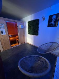 Una cama o camas en una habitación de Évasion Spa Jacuzzi Sauna Home cinéma 6 fotos más