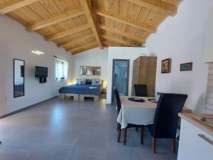 Ένα ή περισσότερα κρεβάτια σε δωμάτιο στο Nice holiday houses with Mediterranean garden +65 φωτογραφίες
