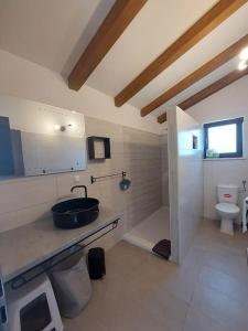 Ένα μπάνιο στο Nice holiday houses with Mediterranean garden