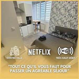 een slaapkamer met een bed en een keuken in een kamer bij Studio proche du centre-ville in Straatsburg