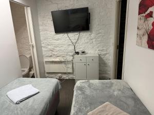 TV a/nebo společenská místnost v ubytování Süda Hostel