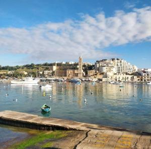 un porto con un mucchio di barche nell'acqua di 3 Bedrooms Apartment a Marsaskala