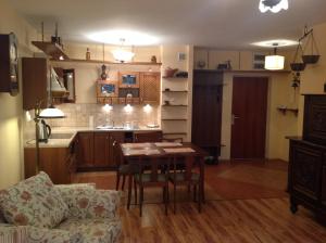 Kuchyňa alebo kuchynka v ubytovaní Apartament Stary Kazimierz - Apartamenty Pod Aniołem