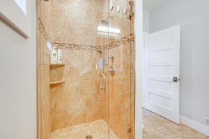 Ένα μπάνιο στο Spacious Home with Dock on Lake Leelanau! +23 φωτογραφίες