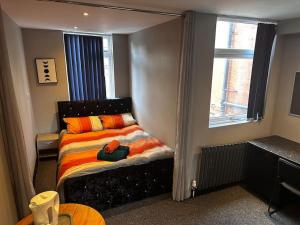 a bedroom with a bed with a window at Central City Living - Stylish & Spacious 5 Bedrooms in Parkside
