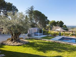 una villa con un árbol y una piscina en Saint Véran, en Saint-Véran