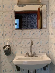 Bilik mandi di Dar Shams miniHostel